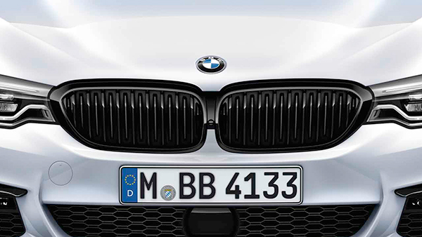 M Performance kidney grille in black high-gloss