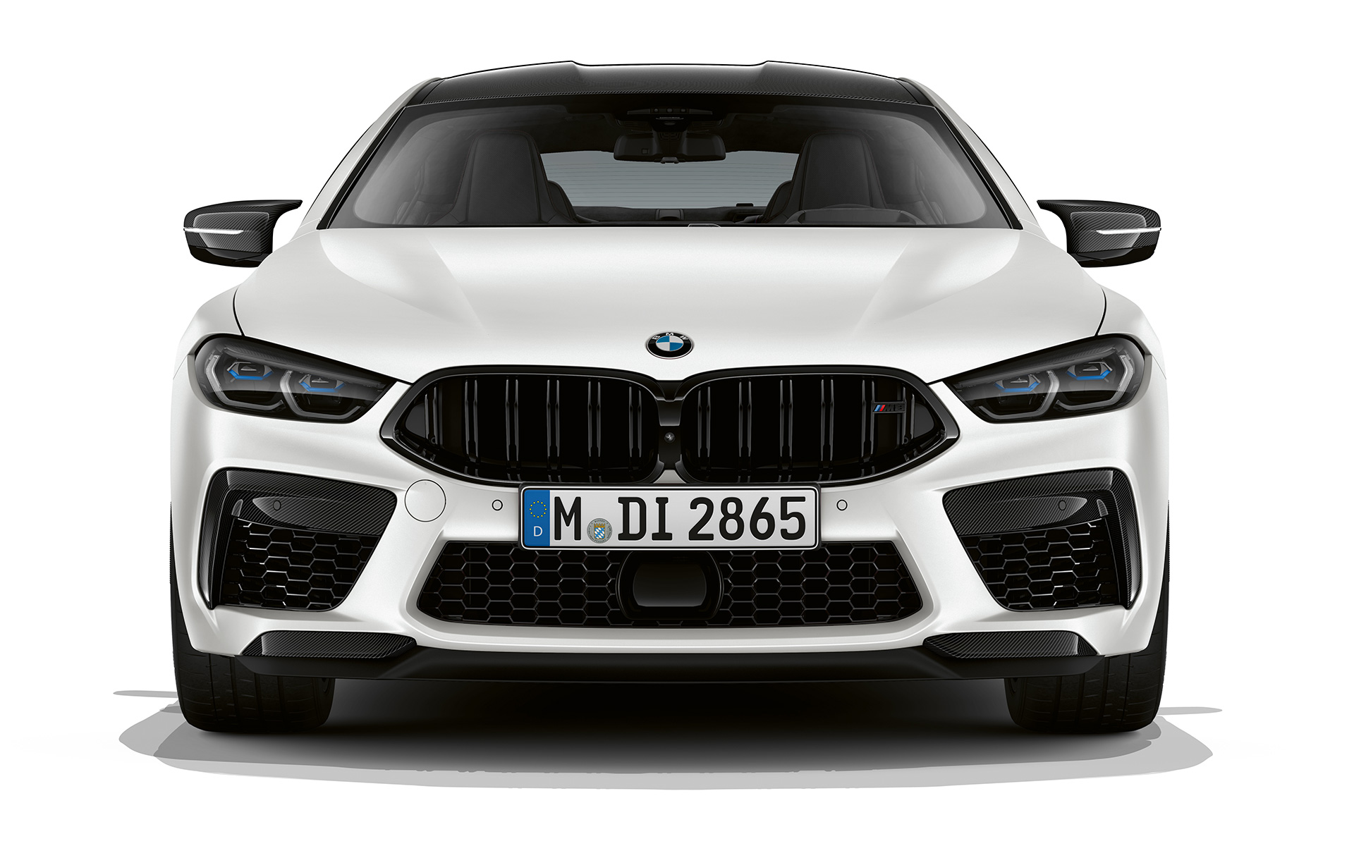 منظر أمامي للسيارة BMW M8 Competition Gran Coupé F93 LCI Facelift 2022 باللون الأبيض اللامع المعدني فروزين ضمن برنامج BMW Individual