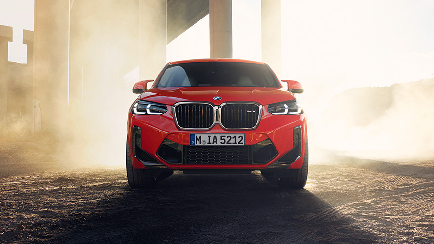 BMW X4 M F98 LCI Facelift 2021 Toronto Red metallic front view in front of bridge columns