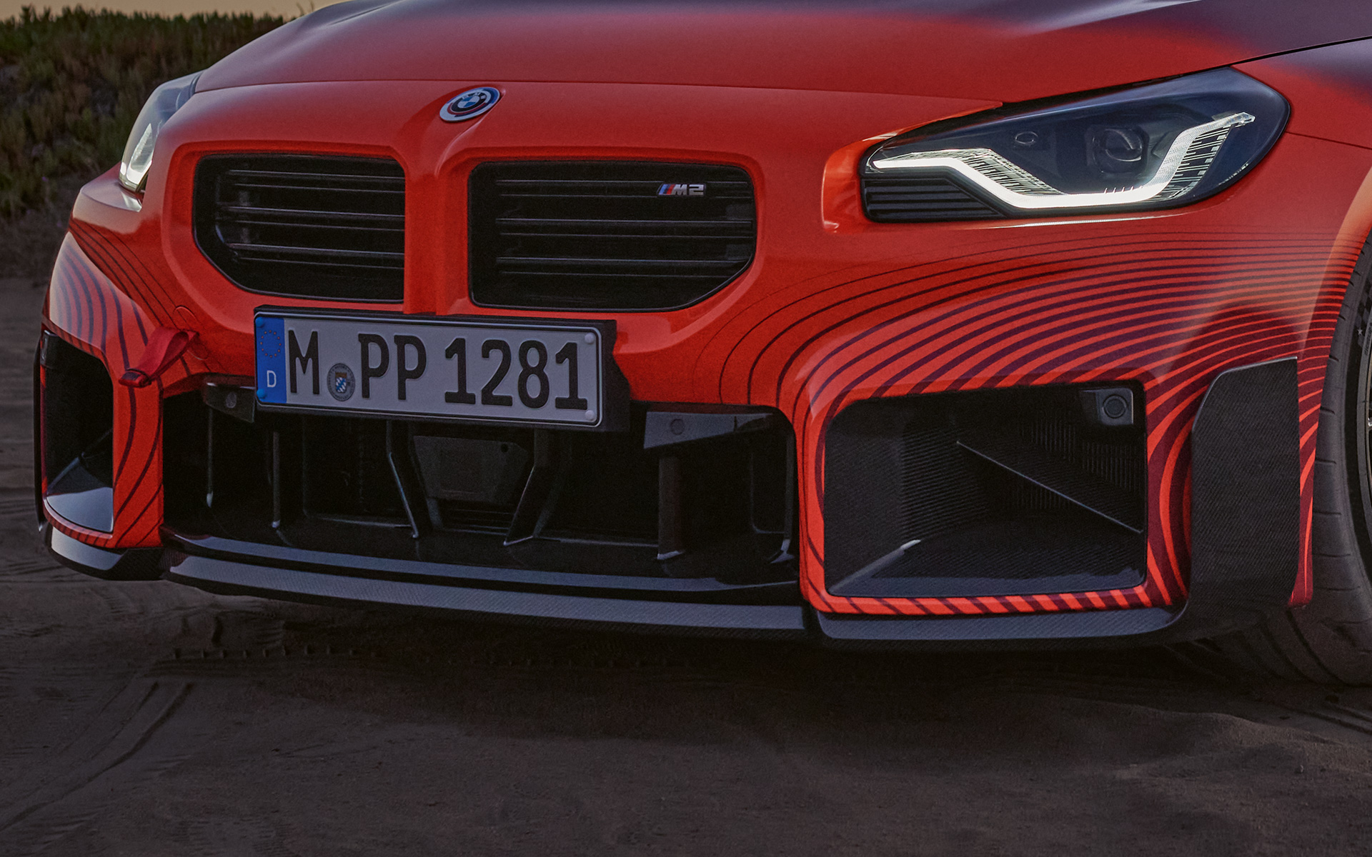 ملحقات وقطع BMW M Performance Parts، الفاصل الأمامي M Performance المصنوع من ألياف الكربون في الجزء الأوسط، بالسيارة BMW M2 Coupé G87 2023